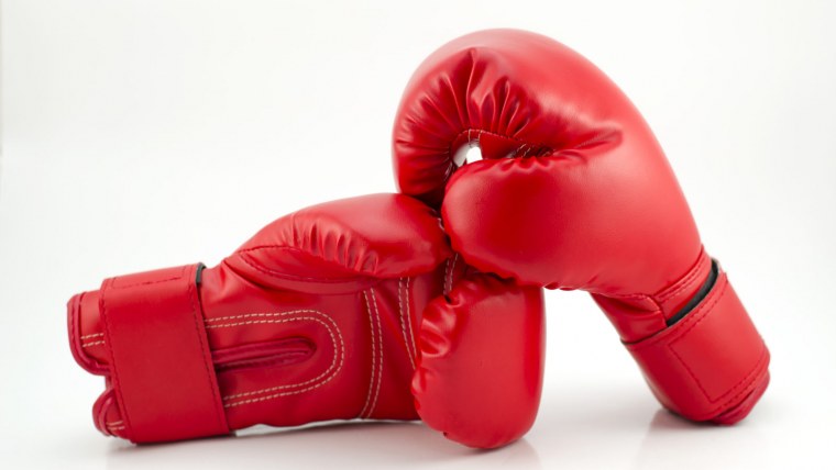 Боксерские перчатки на белом фоне