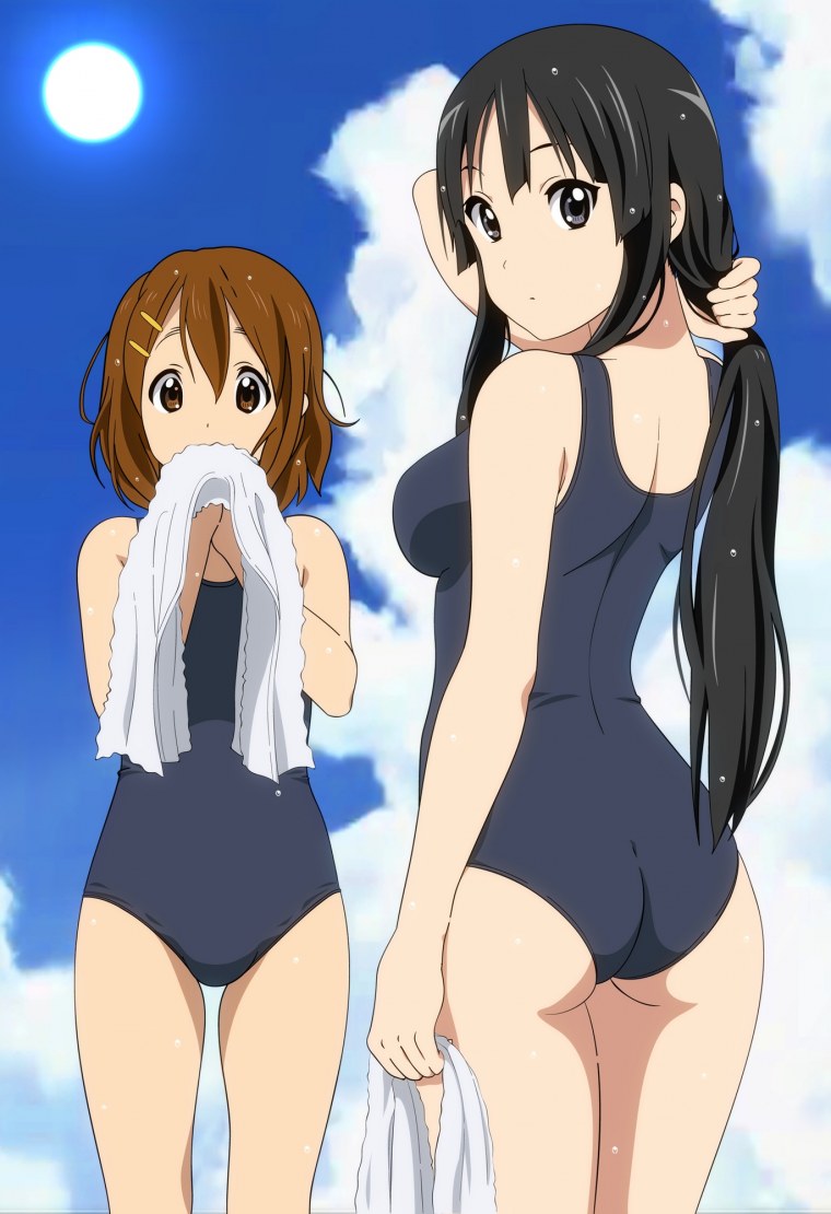 Мио Акияма в купальнике