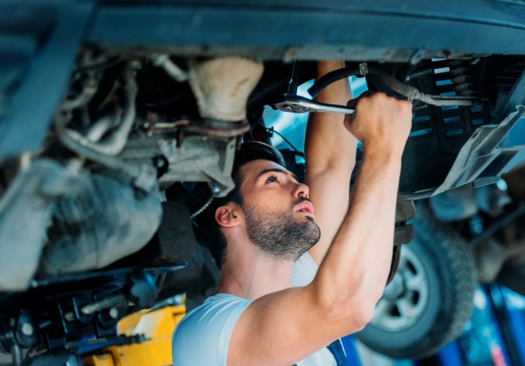 Мужчина в автомастерской