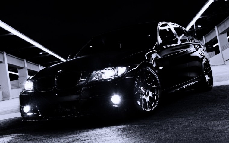 Человек в маске и капюшоне