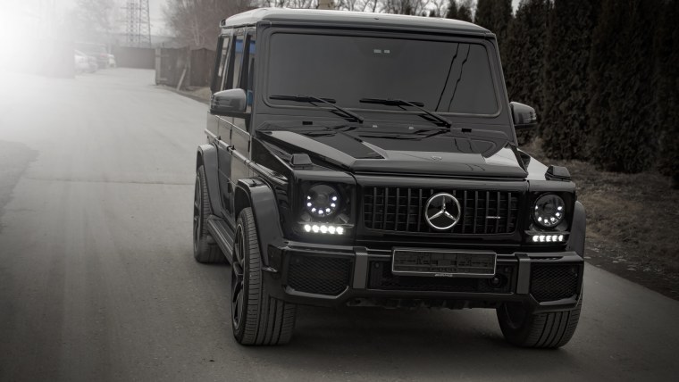 Чёрный Додж Челленджер с красными фарами