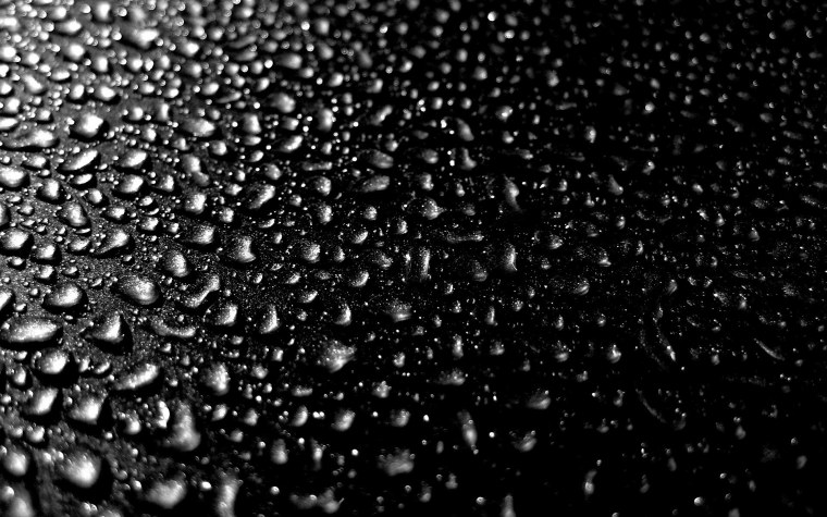 Капли воды на черном