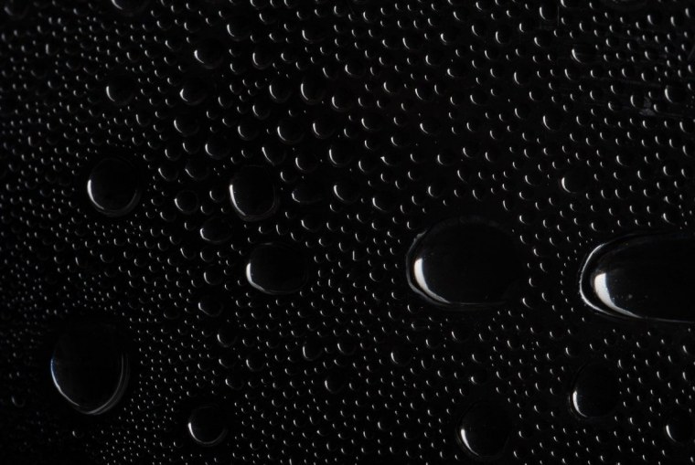 Капельки на черном фоне