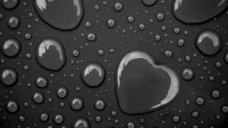 Капли на черной ткани