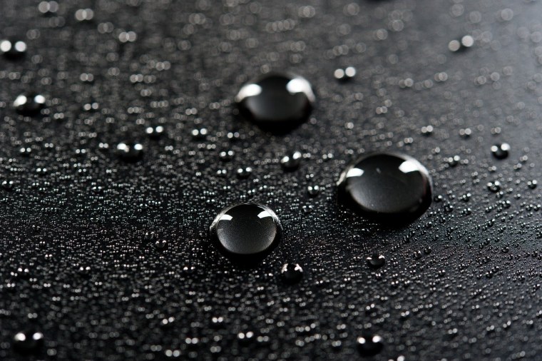 Дождь на черном фоне