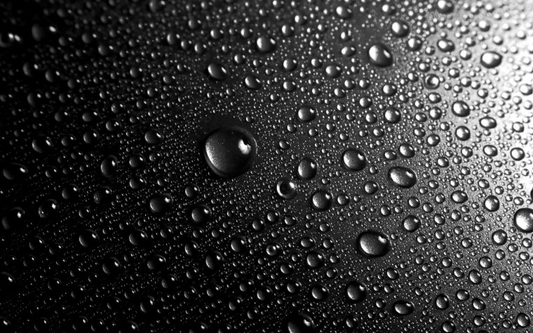Капли воды на темном фоне