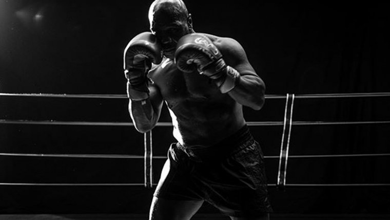 Майк Тайсон боксирует