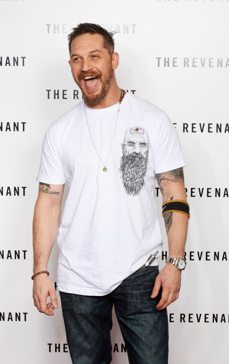 Том Харди в белой рубашке