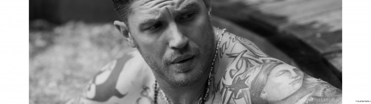 Том Харди на пляже