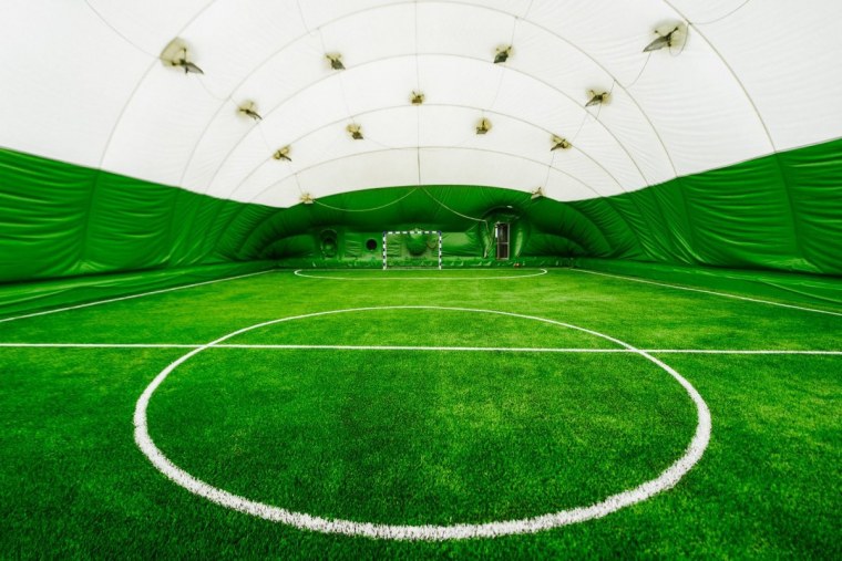 Мяч на мини футбольном поле