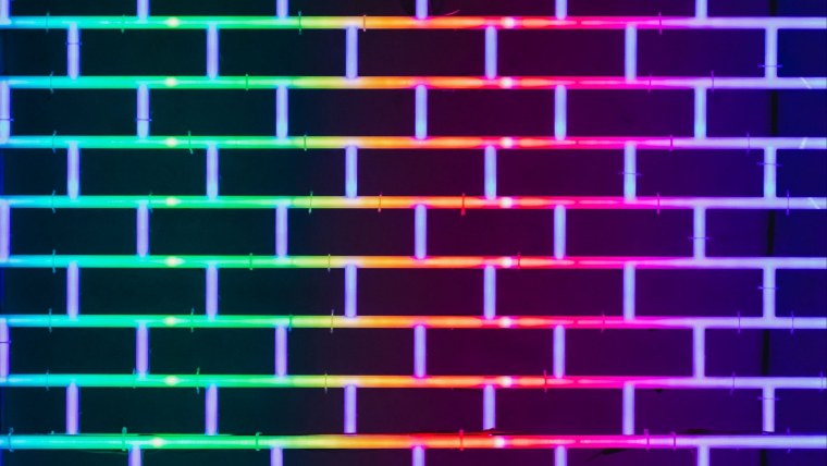 Кирпичная стена с подсветкой