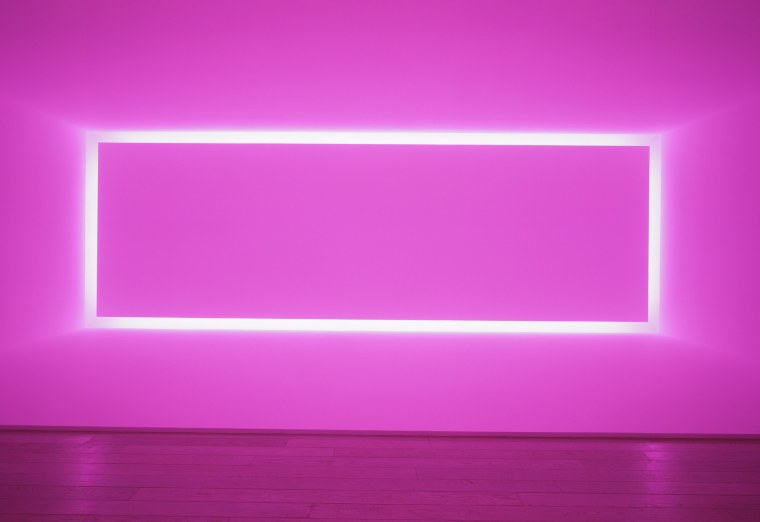 Кирпичная стена с зеленым неоном