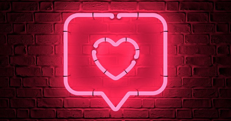 Неоновая надпись на кирпичной стене