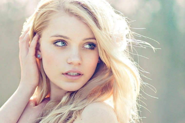 Блондинка с синими глазами