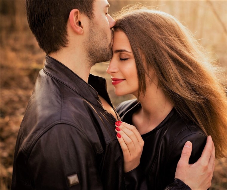 Парень и девушка обнима.тся