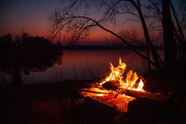 Костер у реки