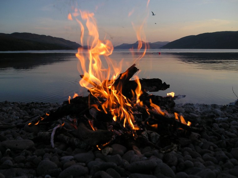 Костер на берегу реки