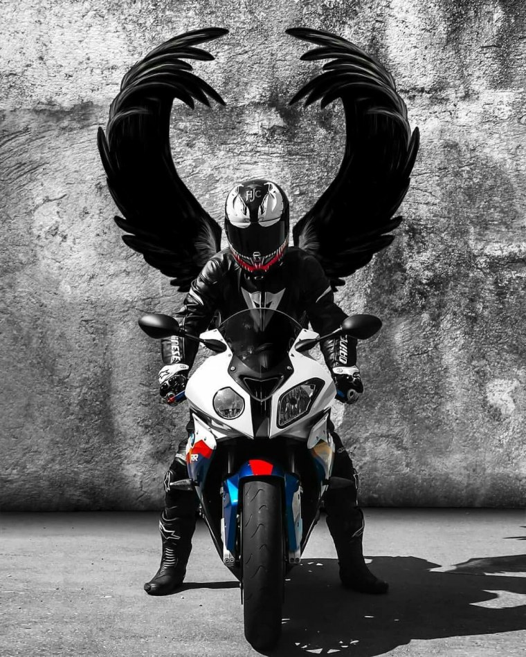 Мотоциклист с крыльями