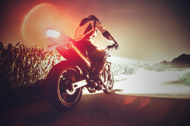 Мотоцикл на красивом фоне