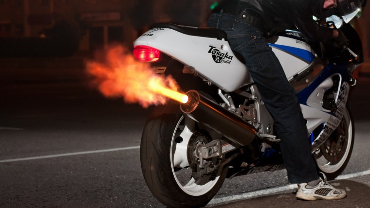 Мотоцикл белый с огнем
