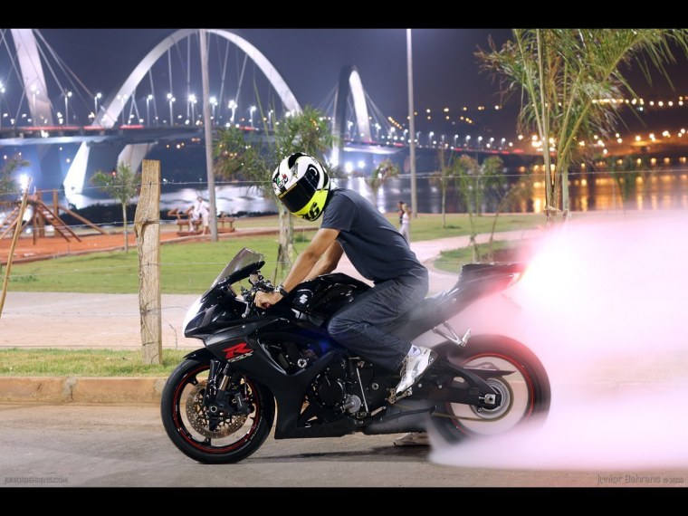 Крутой парень на мотоцикле