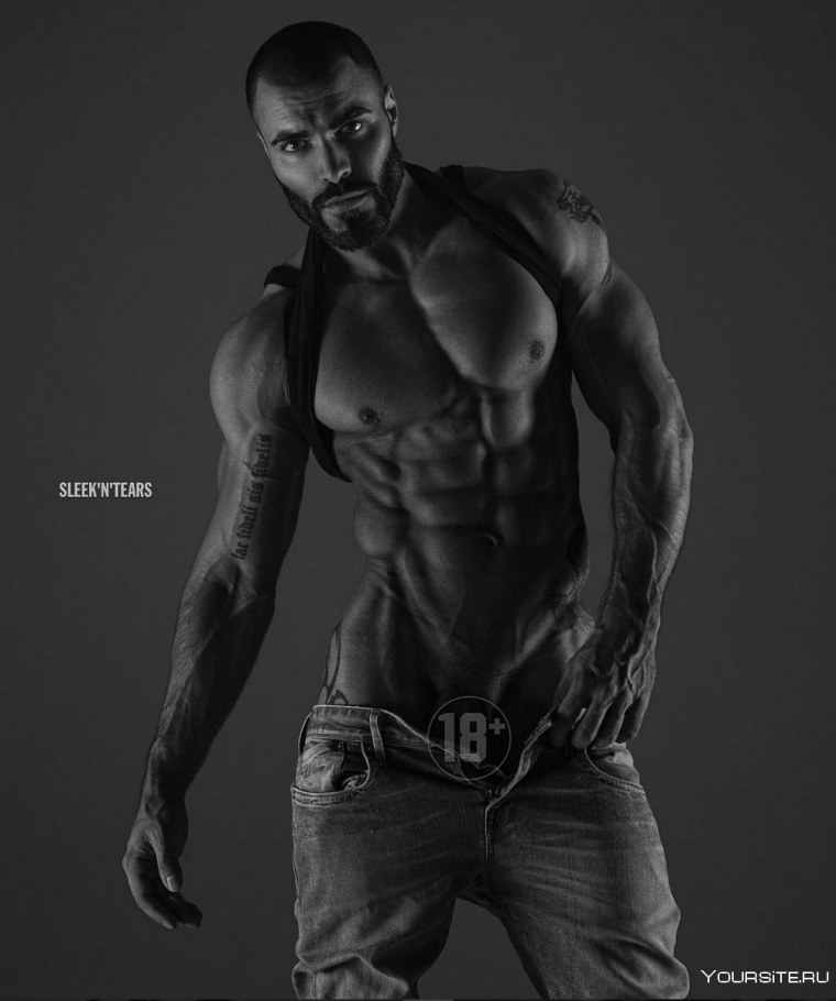 Мужчина с гантелей