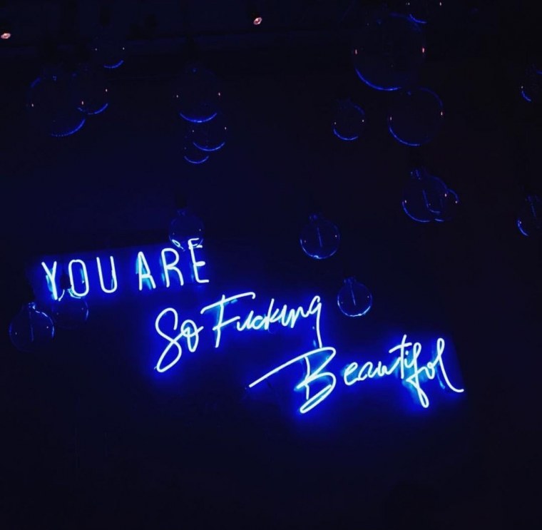 Неоновая надпись на синем фоне