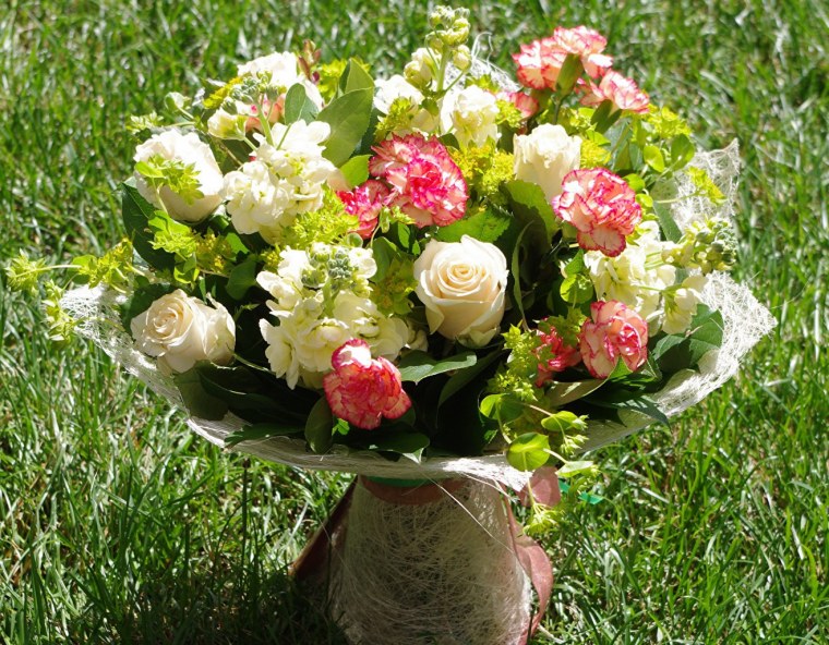 Букет роз на природе