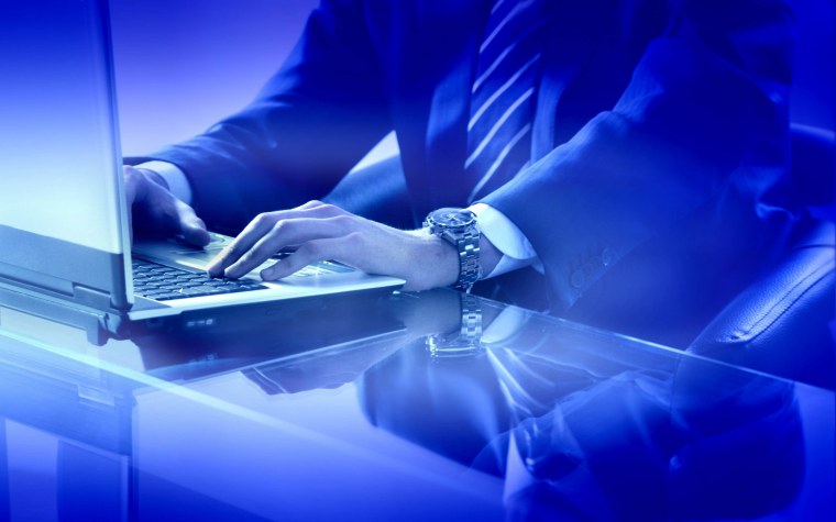 Ноутбук на синем фоне