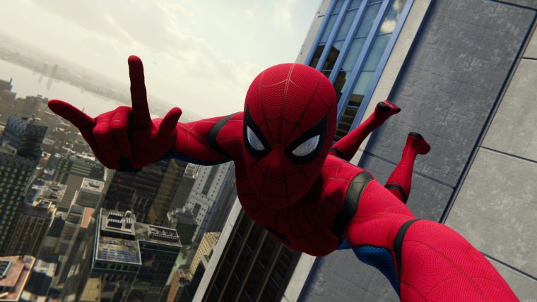 Человек паук машет рукой