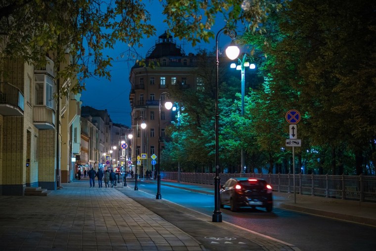 Патриаршие пруды летом ночью