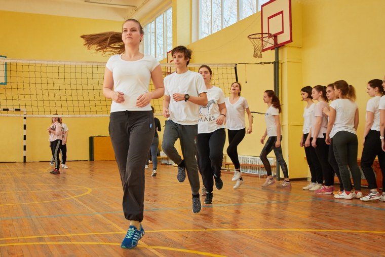 Урок физкультуры в школе