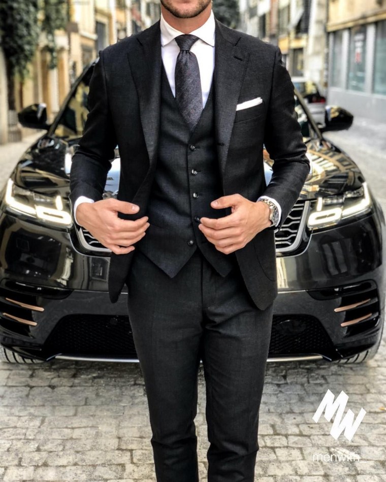 Дэвид Ганди в костюме