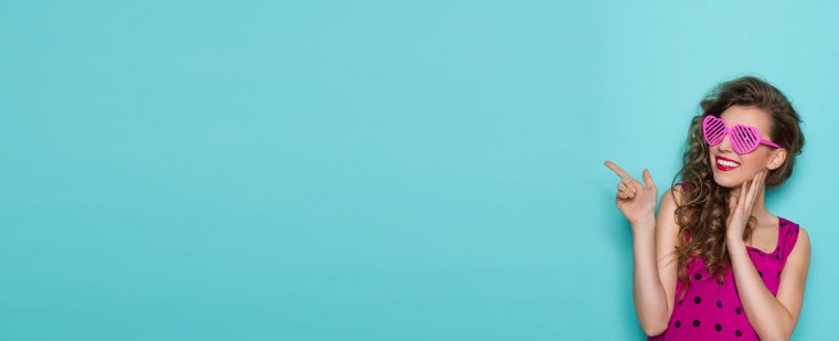 Девушка на ярком фоне