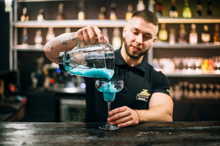 Стильный бармен