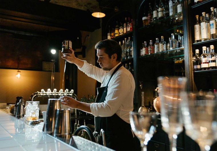 Барная стойка с барменом