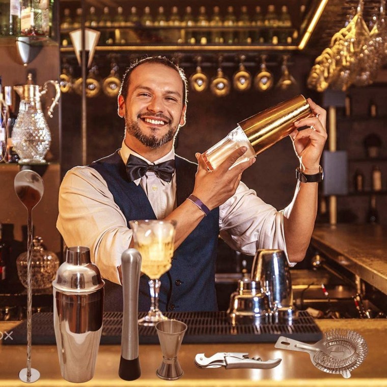 Бармен за стойкой