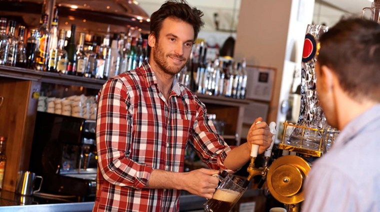 Парень бармен