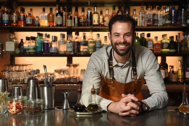 Бармен за барной стойкой