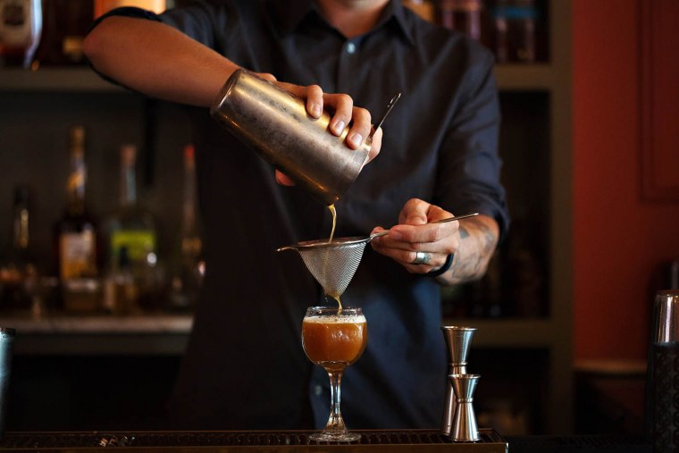 Красивый бармен