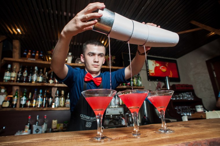 Красивый бармен