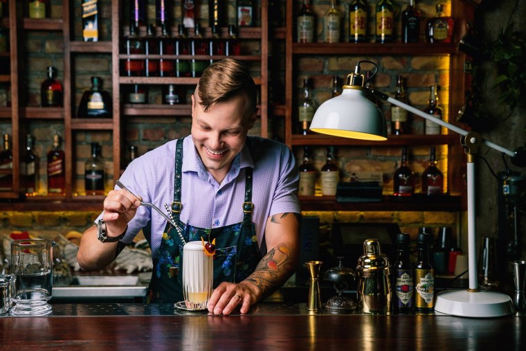 Официант бармен