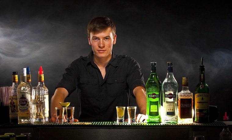 Бармен за стойкой