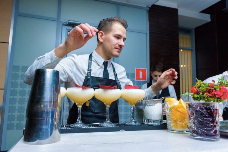 Официант бармен