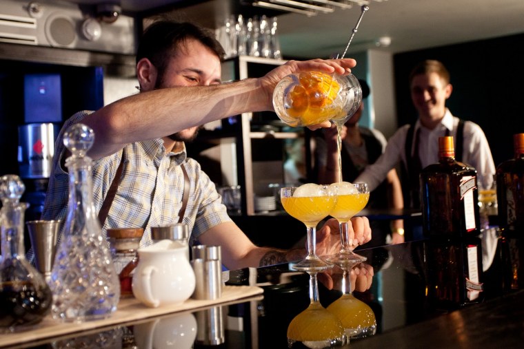 Бармен в баре