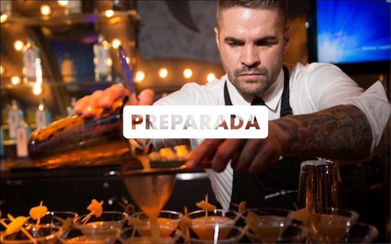 Бармен за барной стойкой