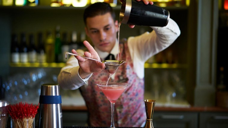 Официант бармен