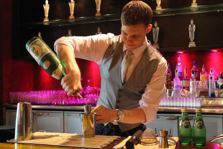 Официант бармен