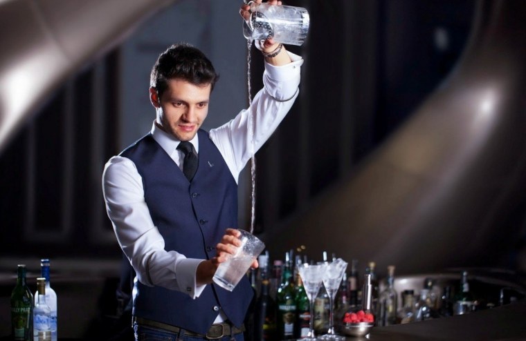 Мужчина бармен