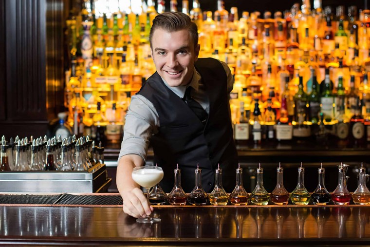 Бармен за барной стойкой